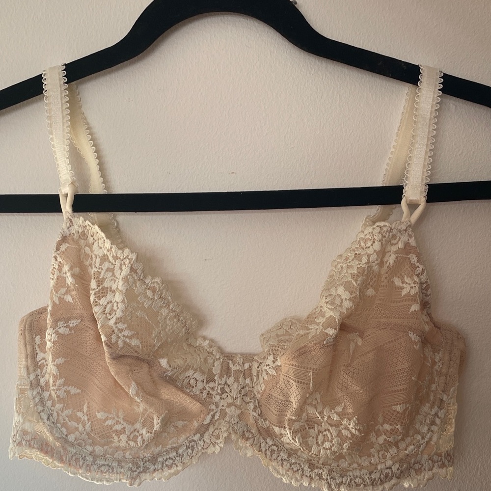 SEXY cream Lace and Nude WACOAL BRA Size 36D EUC